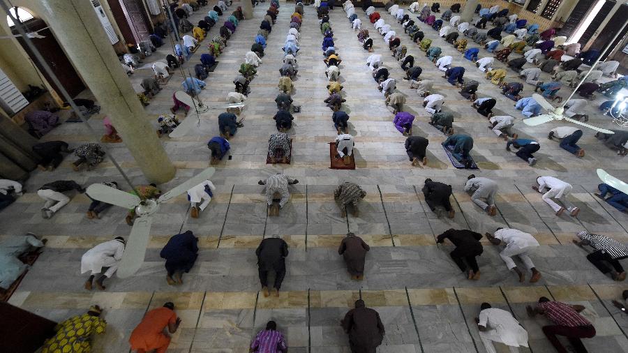 Muçulmanos oram em uma mesquita na Nigéria; corte islâmica condenou à morte um cantor por blasfêmia contra o profeta Maomé - PIUS UTOMI EKPEI / AFP