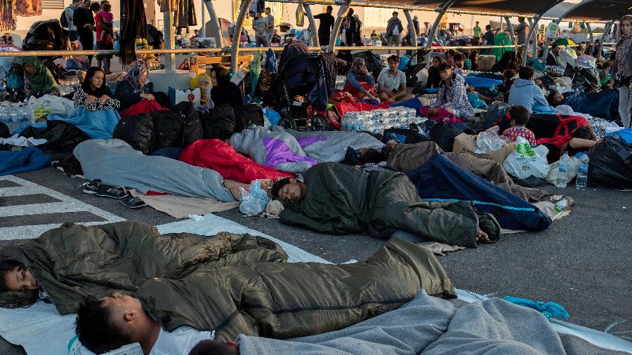 Refugiados e imigrantes dormem em estacionamento de supermercado após incêndio em acampamento na ilha de Lesbos - ALKIS KONSTANTINIDIS
