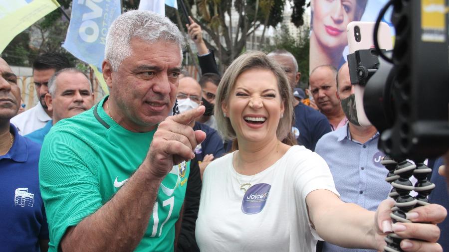 17 out. 2020 - Joice Hasselmann (PSL) participa de adesivaço na Praça Charles Miller ao lado do senador Major Olímpio (PSL) - ARNALDO NUNES/FUTURA PRESS/ESTADÃO CONTEÚDO