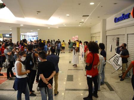 Manifestantes invadem Carrefour em SP durante protesto contra morte no RS -  20/11/2020 - UOL Notícias