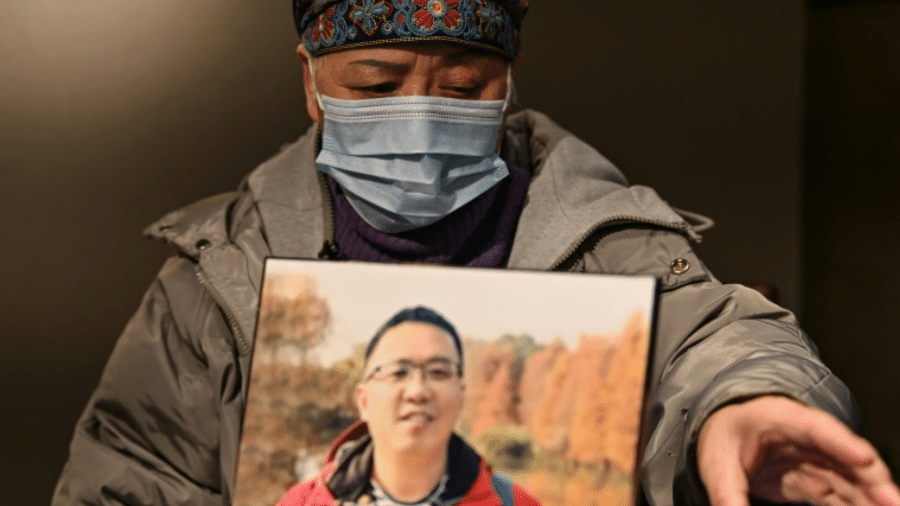 Zhong Hanneng, ainda vive o luto pela morte do filho, vítima da covid-19, em Wuhan, na China - AFP