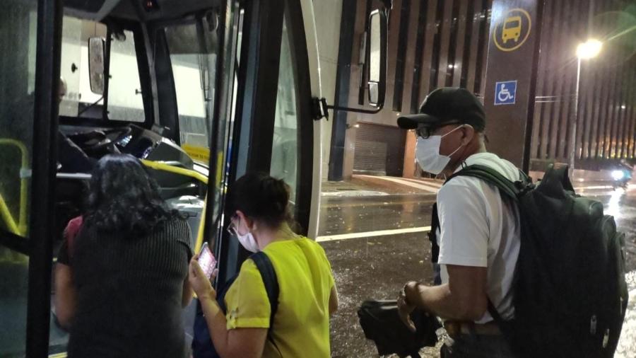 Passageiros tomam ônibus na Avenida Paulista sob intensa chuva - Arthur Stabile/UOL