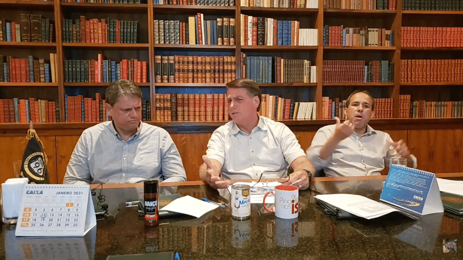 O ministro da Infraestrutura, Tarcísio de Freitas, e o presidente Jair Bolsonaro (sem partido) durante live - Reprodução/YouTube