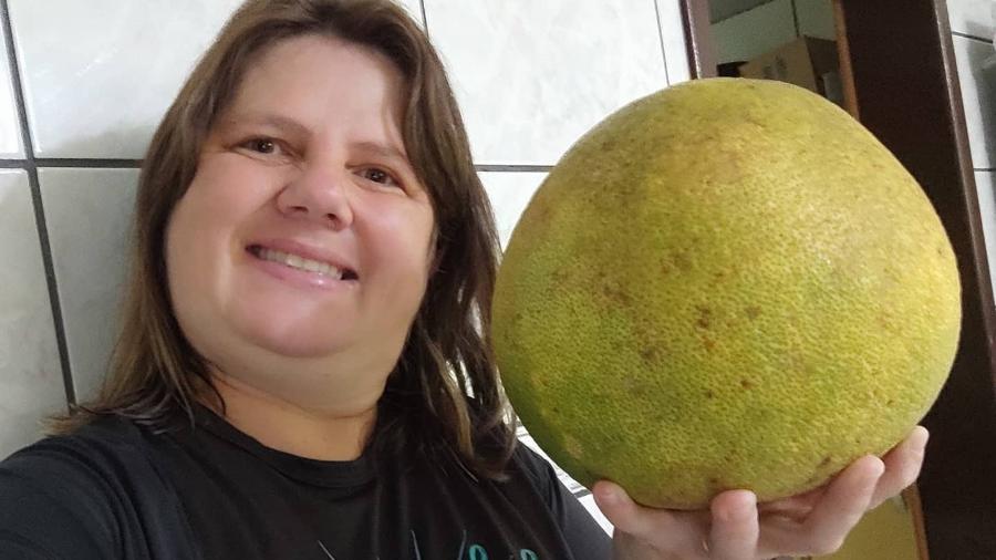 Artesã Marciana Tamazzia, de Joinville, descobriu fruta gigante no quintal - Arquivo Pessoal