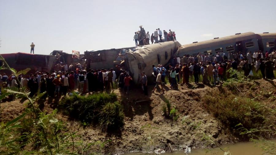 Pessoas inspecionam os danos após a colisão de dois trens perto da cidade de Sohag, no Egito - REUTERS