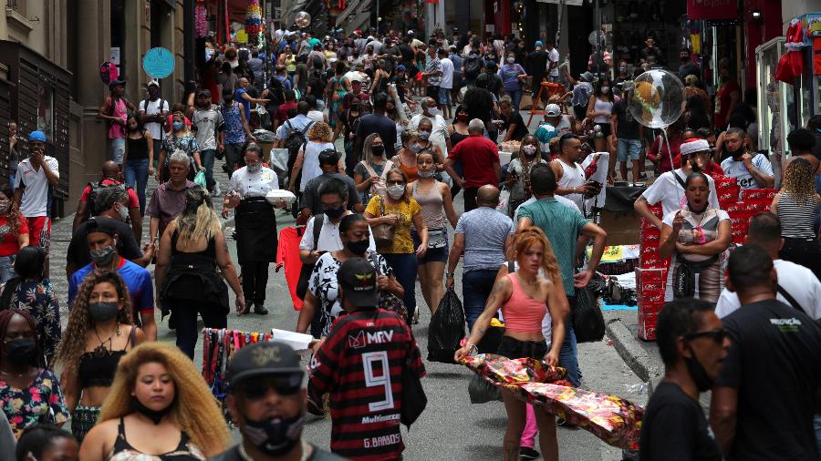 Consumidores fazem compras em rua comercial de São Paulo em meio a disseminação da covid-19 - Amanda Peribelli/Reuters