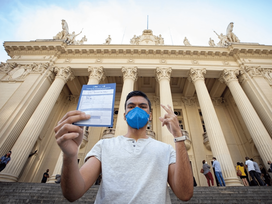 Passaporte da vacina começa a valer hoje no Rio: saiba como obter e onde é exigido