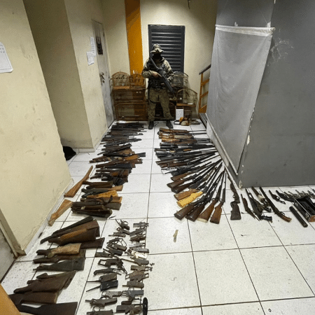 Armas apreendidas em oficina clandestina em Itaguaí (RJ) - Divulgação/Polícia Militar
