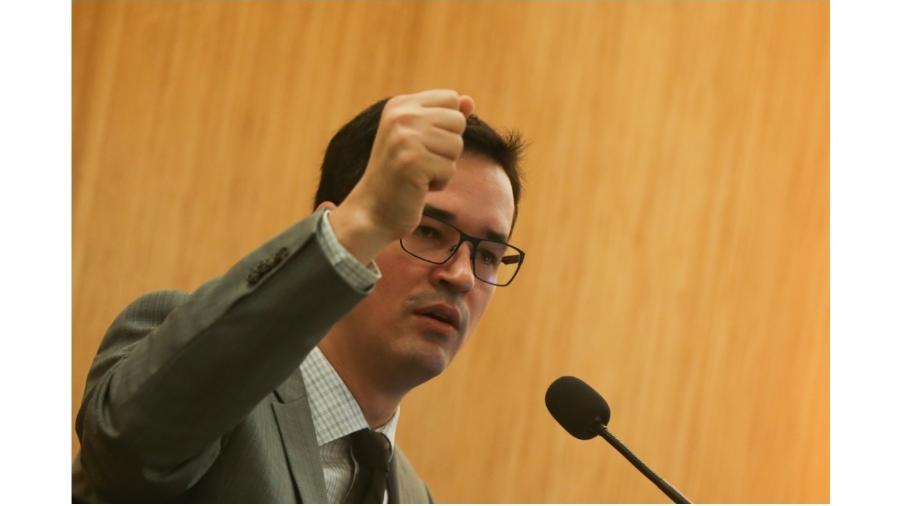 Deltan Dallagnol levanta o punho direito durante palestra em Brasília - José Cruz/Agência Brasil