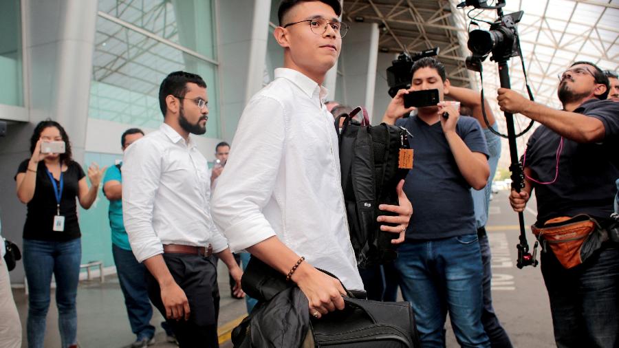 07.out.19 - Líder estudantil Lesther Aleman chega ao Aeroporto Internacional Augusto C. Sandino após passar um ano no exílio - OSWALDO RIVAS/REUTERS