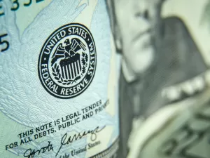 Dólar sobe e vai a R$ 4,898 com mercado de olho na ata do Fed; Bolsa cai