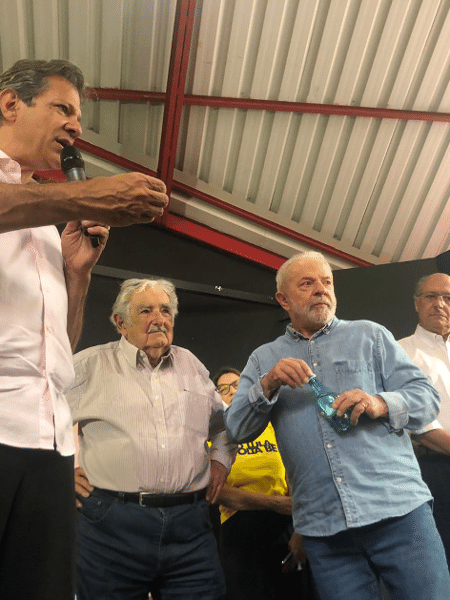 29.out.2022 - O candidato do PT ao governo de SP, Fernando Haddad, com o ex-presidente do Uruguai José Mujica, o candidato do PT à presidência, Luiz Inácio Lula da Silva, e o candidato a vice, Geraldo Alckmin - Lucas Borges Teixeira/UOL