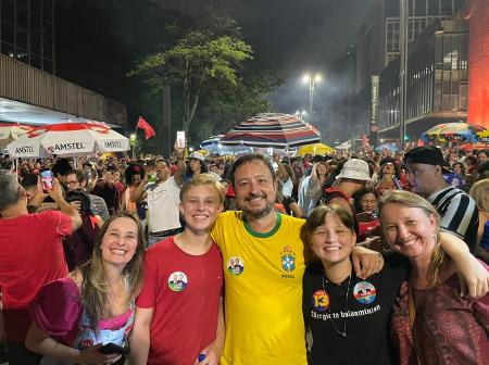 30.out.2022 - O engenheiro Renato Salvarani (com camisa amarela) e família, na Avenida Paulista - Leonardo Martins/UOL - Leonardo Martins/UOL