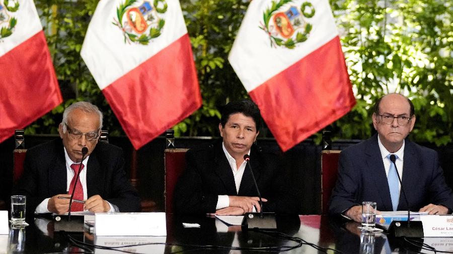 O presidente do Peru, Pedro Castillo (centro), ao lado do primeiro-ministro Aníbal Torres (esq.) e o ministro das Relações Exteriores Cesar Landa (dir.) - Angela Ponce/Reuters