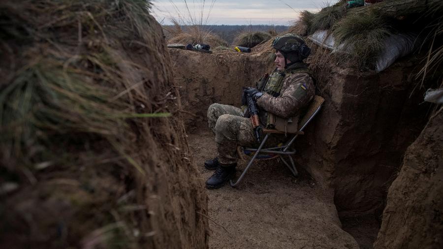 Um soldado ucraniano é visto na linha de frente, em meio ao ataque da Rússia à Ucrânia