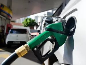 Abastecer carro flex com gasolina só não dá prejuízo em 4 estados do Brasil