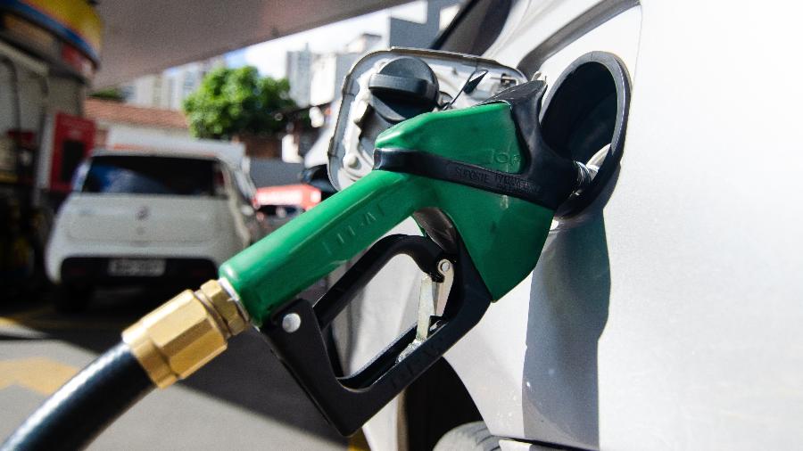 25.mai.2023 - Carro é abastecido em posto de combustíveis na Avenida Sumaré, na zona oeste de São Paulo.