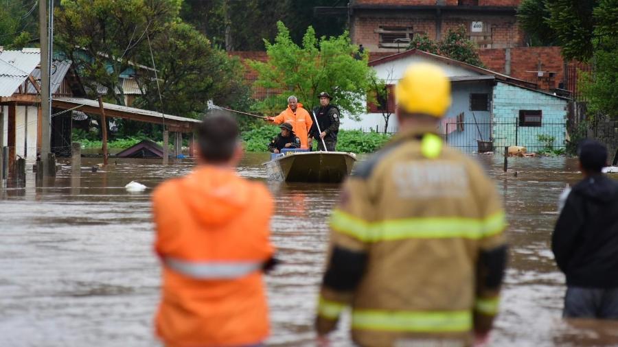 Equipes dos bombeiros e Defesa Civil resgatam pessoas ilhadas no município de Passo Fundo [4/9/23]