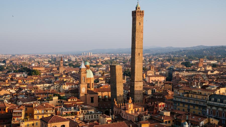 Vista das duas torres de Bolonha, na Itália, Garisenda (menor) e Asinelli (maior) - Francisco Riccardo Iacomino/Getty Images