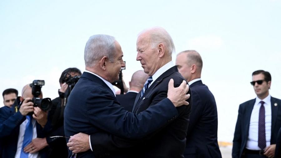Benjamin Netanyahu cumprimenta Joe Biden, que visitou Israel em 18 de outubro de 2023