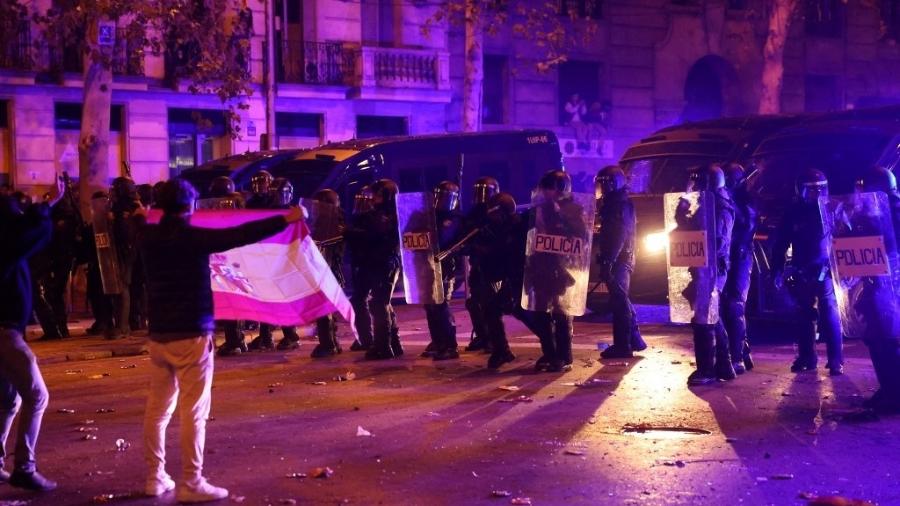 Homem protesta em Madri contra anistia a independentistas catalães na Espanha