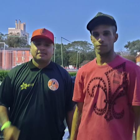 Maick Soares Moreira, 26, e Michel Chamberlain Ponciano, 36, resgataram mais de 20 pessoas em colchão inflável, em Porto Alegre