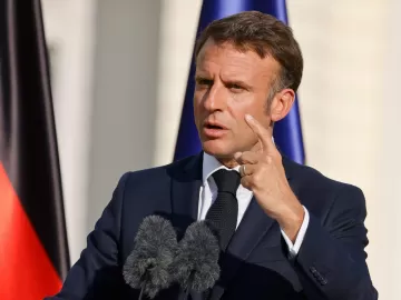 Após projeção apontar vitória da extrema direita, Macron pede manifestação