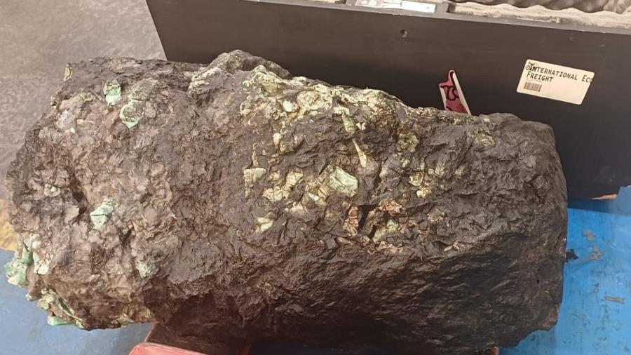 A canga de esmeraldas encontrada na Bahia possui 60 centímetros de altura e 20 de largura