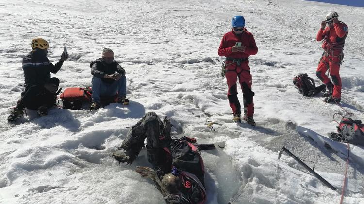 8.jul.2024 - Foto mostra policiais ao lado do corpo do alpinista americano William Stampfl, desaparecido em junho de 2002, na região de Ancash, 400 km ao norte de Lima