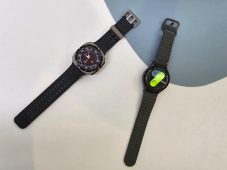 Galaxy Watch7 Ultra (esq.) e Galaxy Watch7