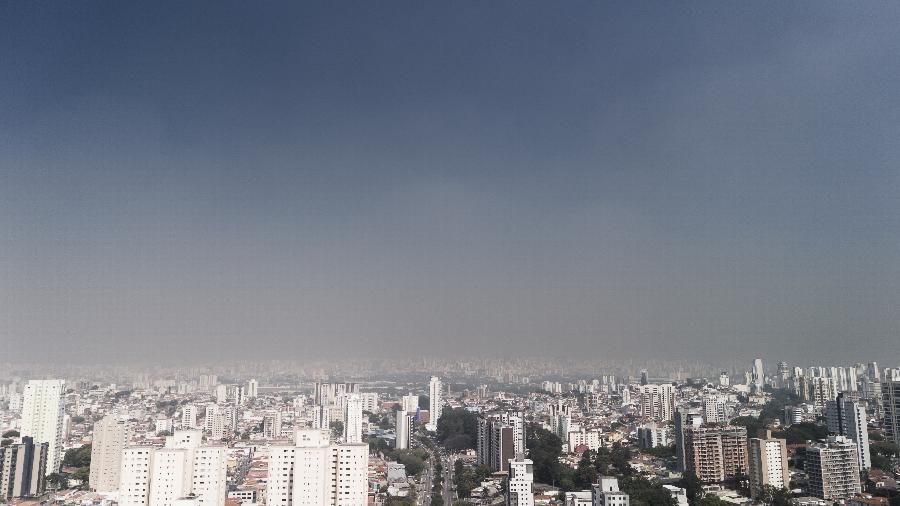 Camada de poluição tem castigado cidades brasileiras, que sofrem com péssima qualidade do ar. Na imagem, a cidade de São Paulo tomada por fuligem