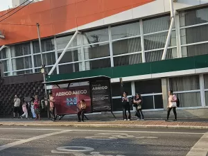 'Cansa dobrado': calor e ar seco pioram rotina em ônibus e trens de SP