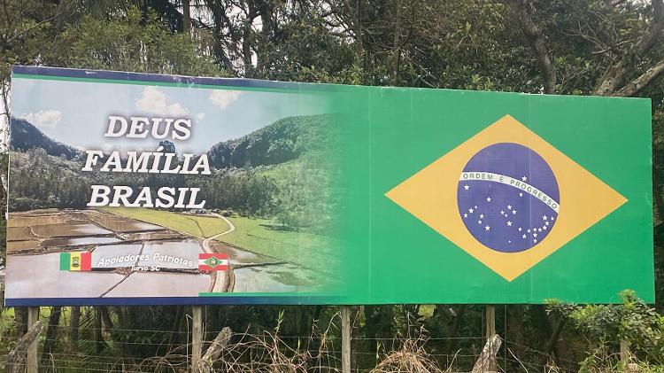 Grupo chamado "apoiadores patriotas" colocou outdoor apoiando Bolsonaro na entrada de Turvo