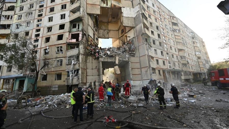 Equipes de resgate do Serviço Estadual de Emergência da Ucrânia vasculham os escombros de um prédio destruído durante um ataque aéreo, em Kharkiv, em 24 de setembro de 2024 - SERGEY BOBOK/AFP