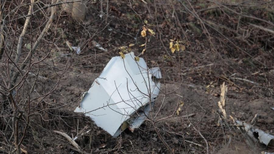 Destroço de avião é visto em ponto de queda perto do aeroporto da Lituânia Destroço de avião é visto em ponto de queda perto do aeroporto da Lituânia
