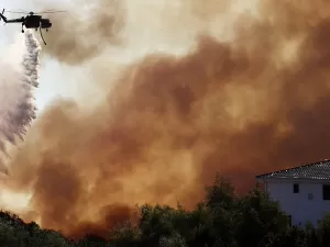 Incêndio florestal na Califórnia 'expulsa' moradores de Malibu, ameaça casas e derruba energia