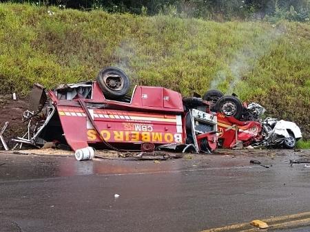 Dois bombeiros e outras três pessoas que estavam no carro morreram no local - Redes sociais