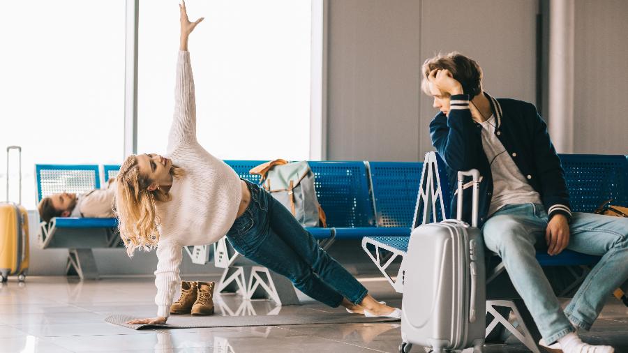 Muitos turistas prestes a viajar sentem que sua aventura começa no aeroporto