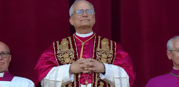 Em prantos, novo papa dá sua primeira benção à frente da Igreja Católica