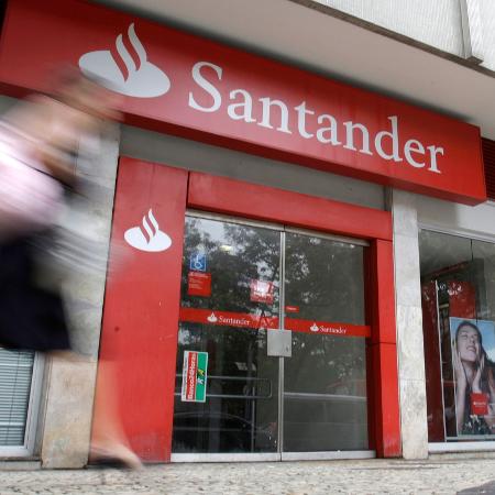 Mulher passa em frente a uma agência do Banco Santander, no Rio de Janeiro