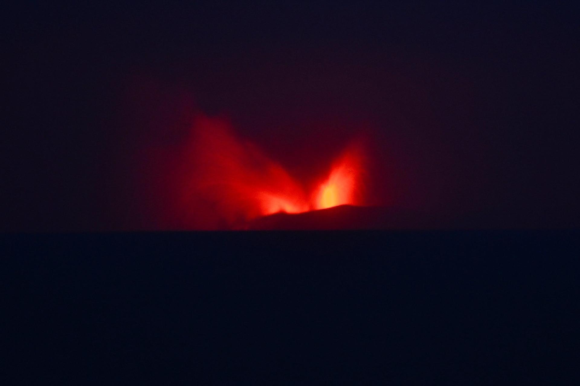 5.set.26 - O vulcão Monte Anak Krakatau visto da vila de Pasauran em Serang, província de Banten, Indonésia - undefined