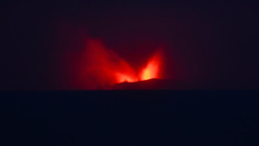 5.set.26 - O vulcão Monte Anak Krakatau visto da vila de Pasauran em Serang, província de Banten, Indonésia