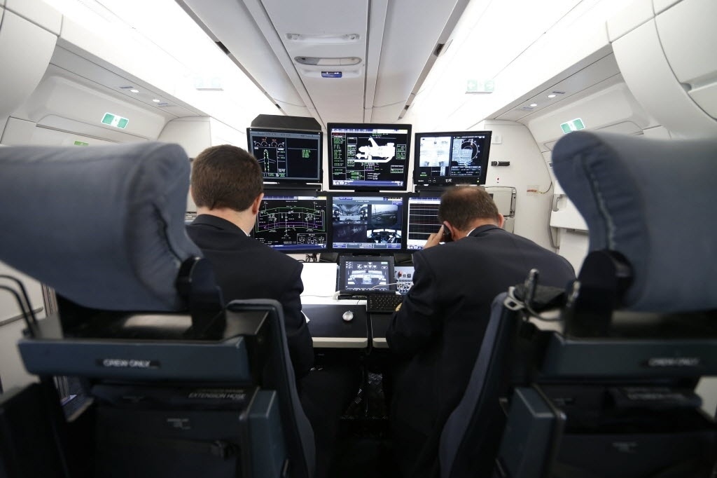 07.jun.2015 - O avião A350 XWB da Airbus chegou ao Aeroporto Internacional de Guarulhos (SP), dando início à turnê de demonstração na América. A aeronave de testes de voo MNS 2 passa também por Campinas, interior de São Paulo, e Bogotá, na Colômbia, antes de seguir para os Estados Unidos - Junior Lago/UOL