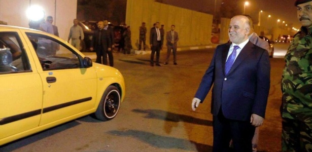 O premiê iraquiano, Haider al-Abadi, saúda motoristas que cruzam a abertura da Zona Verde, em Bagdá, no Iraque - Efe/Escritório do Primeiro-Ministro