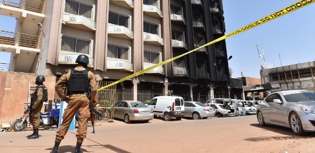 Soldado faz segurança no hotel Splendid, em Uagadugu, três dias depos do atentado - Issouf Sanogo/AFP