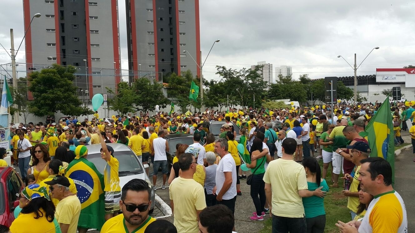 13.mar.2016 - Manifestantes se reúnem em Jacareí, interior de São Paulo, para protestar contra o contra o governo Dilma Rousseff (PT). Manifestações devem ocorrer em pelo menos 415 cidades brasileiras e outras 23 no exterior, de acordo com os movimentos organizadores. A foto foi enviada pelo internauta Alexsandro Quadros da Rocha para o WhatsApp do UOL Notícias: (11) 95520 5752 - Alexsandro Quadros da Rocha/ Via WhatsApp