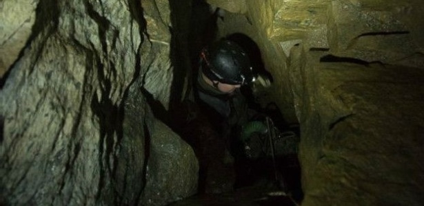 Apenas uma pessoa magra consegue passar pela parte mais estreita da caverna - BBC - BBC