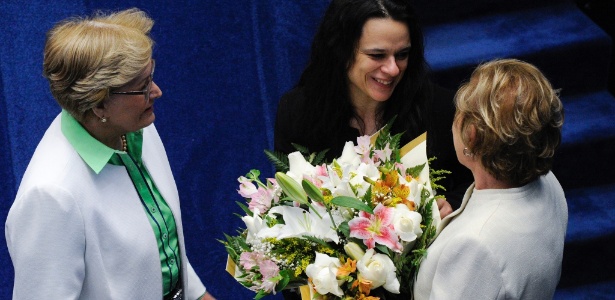 Janaina recebeu flores durante sessão do Senado de ontem - Edilson Rodrigues/Agência Senado