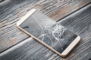 Usar celular com tela quebrada pode ser uma má ideia - 18/07/2017 - UOL TILT