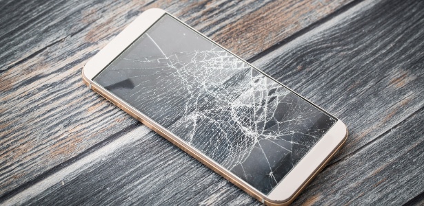 Quem aí não sofre e fica em pânico quando o celular cai no chão? - Getty Images/iStockphoto